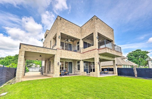 Lake Hamilton Cabaña | Waterfront Home ~ 4 Mi to Oaklawn Racing Casino!