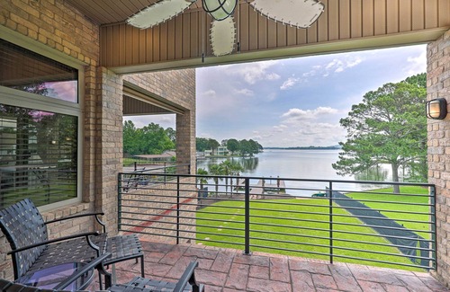 Lake Hamilton Cabaña | Waterfront Home ~ 4 Mi to Oaklawn Racing Casino!