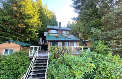 Bamfield Casa | Waterfront home located in peaceful Bamfield Inlet with private dock.