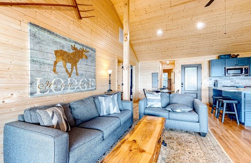 Dandridge Casa | Waterfront home on Douglas Lake w/ free attraction tickets, 2 decks, & rec room