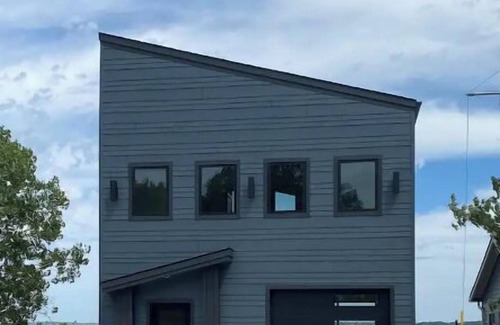 Hamlin County Cabaña | Waterfront Home on Lake Poinsett! 5 queen beds and a Beachfront Bar!! Sleeps 10