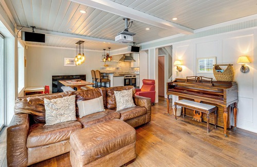 Bellingham Casa | Waterfront Home on Lake Samish w/ Hot Tub & Dock!