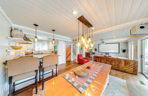 Bellingham Casa | Waterfront Home on Lake Samish w/ Hot Tub & Dock!