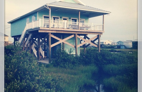 Grand Isle Casa | Waterfront Home w / 400 'Muelle de pesca. Cangrejo y pescado en el muelle con acceso en barco.