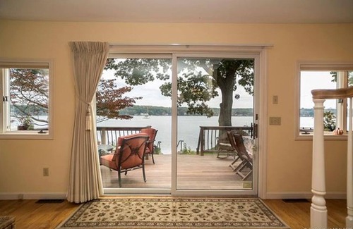 Niantic Casa | Casa frente al mar con playa privada de arena en el río Niantic.
