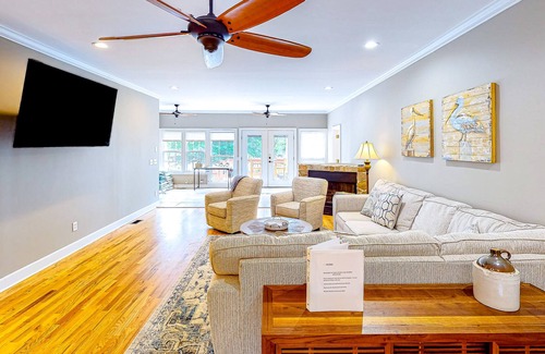 Leesville Casa | Waterfront home with private dock, boat ramp, large deck, grill, & W/D