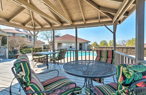 Lake Hamilton Apartamento | Waterfront Hot Springs Condo: Pool, Hot Tub Access