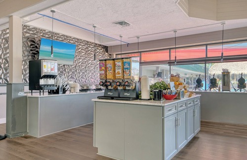 Whitfield Apartamento | Waterfront Hotel Room, Huge Pool, Tiki Bar, Close to Beaches & Great Food!
