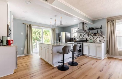 Tonawanda Casa | Waterfront house near the Niagara Falls/ Outlet Mall/ Plaza/ Bills Stadium