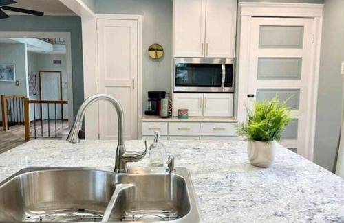 Tonawanda Casa | Waterfront house near the Niagara Falls/ Outlet Mall/ Plaza/ Bills Stadium