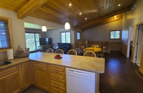 Renfrew County Casa | Waterfront House, Privacy, Outside Hot Tub&Barrel Sauna, WiFi, Fishing, Kayaking