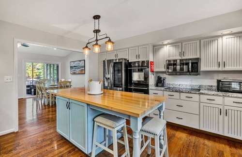 North Shore Casa | Waterfront: Ideal Dock for Boats, Swimming +Arcade