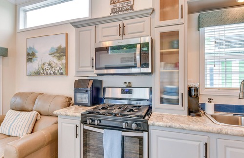 Sherrills Ford Cabaña | Waterfront Lake Norman Cabin w/ Screened Porch!