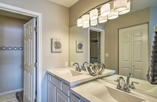 Lake Ozark Apartamento | Waterfront Lake Ozark Condo with Pool Access