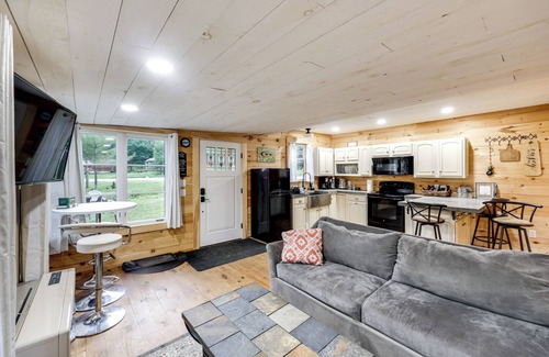 Rockwood Casa | Waterfront 'Little Red Camp' on Moose River