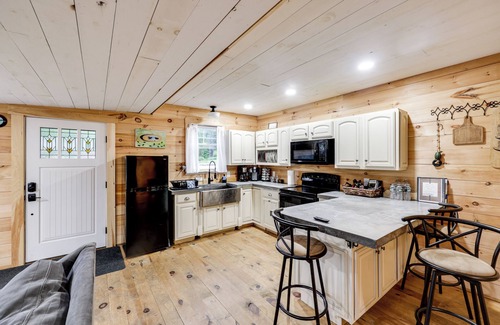 Rockwood Casa | Waterfront 'Little Red Camp' on Moose River