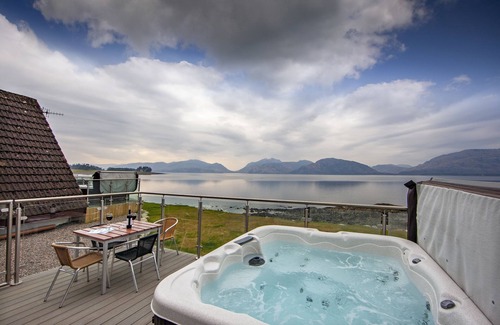Kentallen Cabaña | Waterfront Lodge 2 with Hot Tub - sleeps 5 guests in 2 bedrooms