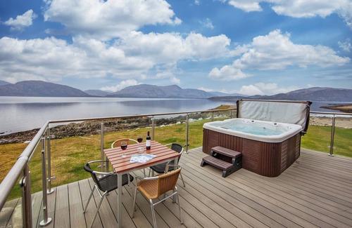 Kentallen Cabaña | Waterfront Lodge 2 with Hot Tub - sleeps 5 guests in 2 bedrooms