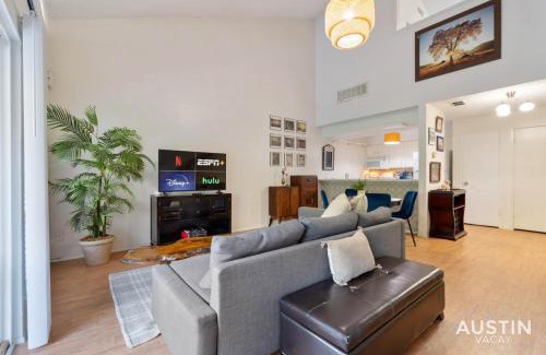 Riverside Apartamento | Waterfront Loft w Park View with Pool and Dock Access