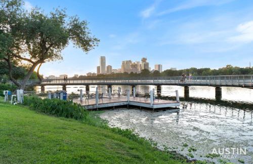 Riverside Apartamento | Waterfront Loft w Park View with Pool and Dock Access