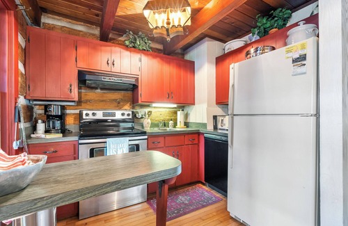 Baileys Harbor Cabina | Waterfront Log Cabin on Kangaroo Lake, Dog Friendly