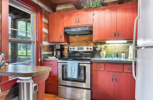 Baileys Harbor Cabina | Waterfront Log Cabin on Kangaroo Lake, Dog Friendly