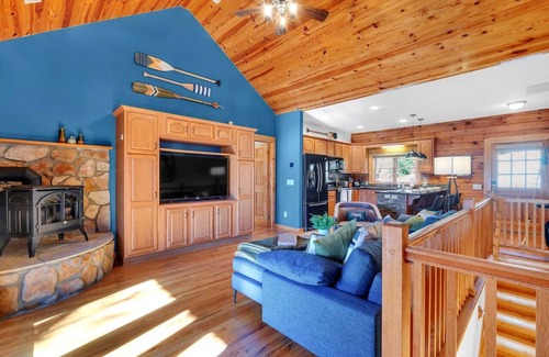 Lake Norman of Catawba Cabina | Waterfront Log Cabin w/Hot Tub, Kayaks, Firepit, King Beds, & Pet-Friendly