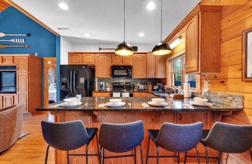 Lake Norman of Catawba Cabina | Waterfront Log Cabin w/Hot Tub, Kayaks, Firepit, King Beds, & Pet-Friendly