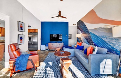 Lake Norman of Catawba Cabina | Waterfront Log Cabin w/Hot Tub, Kayaks, Firepit, King Beds, & Pet-Friendly