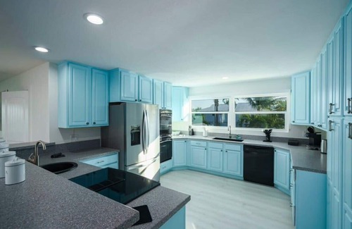 St. Lucie Village Casa | Waterfront Luxe Pool 6BR Home - N
