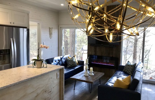 Lansdowne Chalet De Esquí | Waterfront Luxury 4-person Home with Private Hot Tub, Pet Friendly