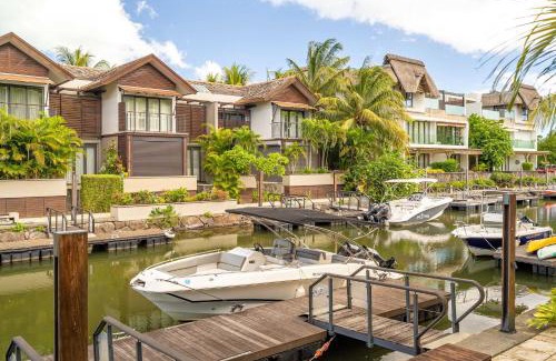 Black River Apartamento | Waterfront Luxury Lodge w Private Pool