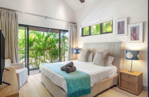 Black River Apartamento | Waterfront Luxury Lodge w Private Pool