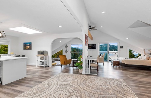 Juan de Fuca Electoral Area Casa | Waterfront Luxury Retreat