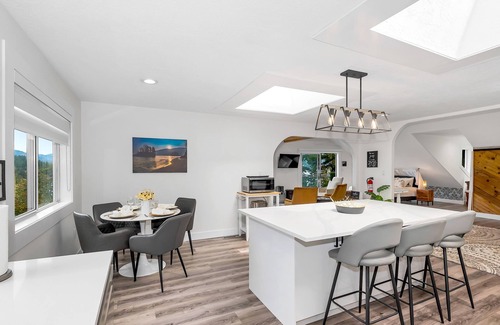 Juan de Fuca Electoral Area Casa | Waterfront Luxury Retreat