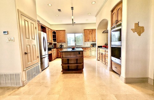 New Braunfels Casa | Waterfront Luxury Home on 5 Acres. Sleeps 22. Beds: 5 king, 4 queen, 4 twin XL