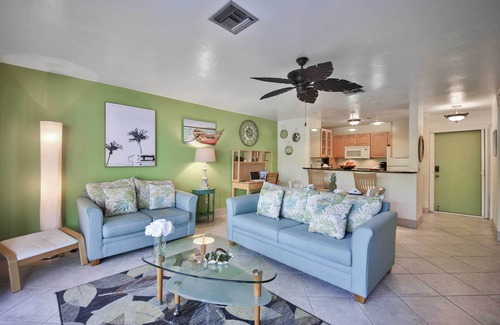 Matlacha Condominio | ¡NUEVO! Waterfront Matlacha Condo w / Pool y barco Slip!