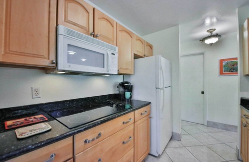 Matlacha Condominio | ¡NUEVO! Waterfront Matlacha Condo w / Pool y barco Slip!