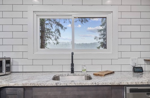 Remsen Cabina | Waterfront Modern-Adirondack Cabin