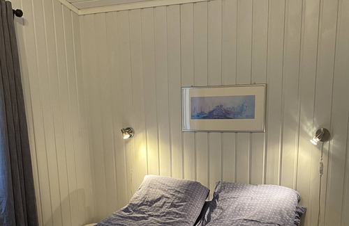 Vestvagøy Cabina | Waterfront mountain view cabin Lofoten