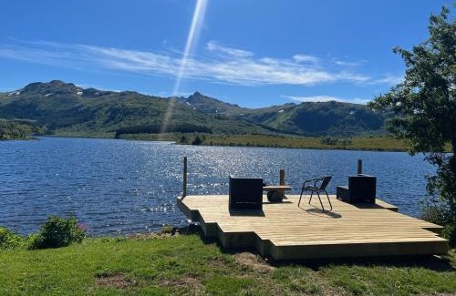Vestvagøy Casa | Waterfront mountain view cabin Lofoten