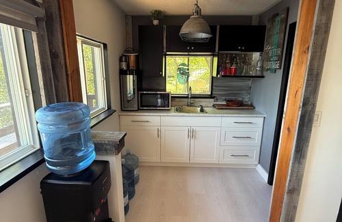 Utterson Cabaña | Waterfront Muskoka Cottage. Hot Tub. Water Toys. Pool Table & all Amenities Inc.