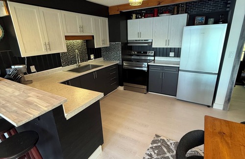 Utterson Cabaña | Waterfront Muskoka Cottage. Hot Tub. Water Toys. Pool Table & all Amenities Inc.