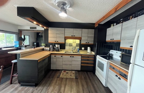 Utterson Cabaña | Waterfront Muskoka Cottage. Hot Tub. Water Toys. Pool Table & all Amenities Inc.