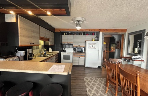 Utterson Cabaña | Waterfront Muskoka Cottage. Hot Tub. Water Toys. Pool Table & all Amenities Inc.