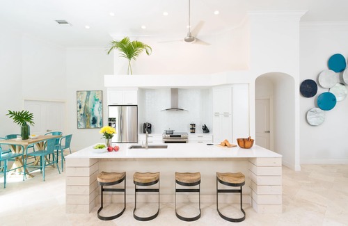 Coury Casa | Exquisito recientemente remodelado 4 BR Key Colony Beach Home con muelle privado y piscina