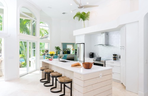 Coury Casa | Exquisito recientemente remodelado 4 BR Key Colony Beach Home con muelle privado y piscina