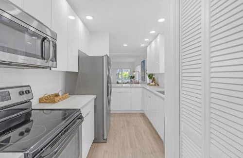 Boca Raton Apartamento | Waterfront Oasis 2BR 2BA with Pool, Gym, Balcony & Parking