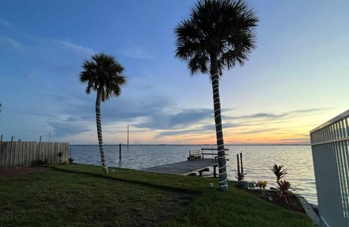 Orlando Beach Apartamento | Waterfront Oasis! Private Pier, Walk to Beach