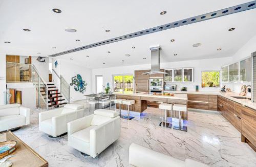 Riverside Park Casa | Waterfront Oasis Cascading Pool Views Centrally located Heated Pool Cascade KeyResidences
